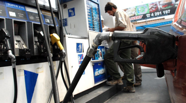 Precios del crudo se recuperan este mes, mientras combustibles no dejan de subir