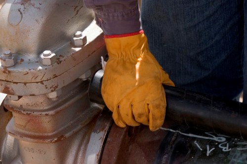 Petroleros relevan medidas de seguridad en ronda con operadoras
