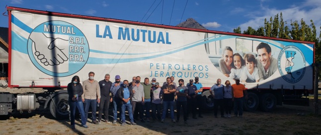 Los Petroleros Jerárquicos llegaron con donaciones para los damnificados por el incendio en la Cordillera