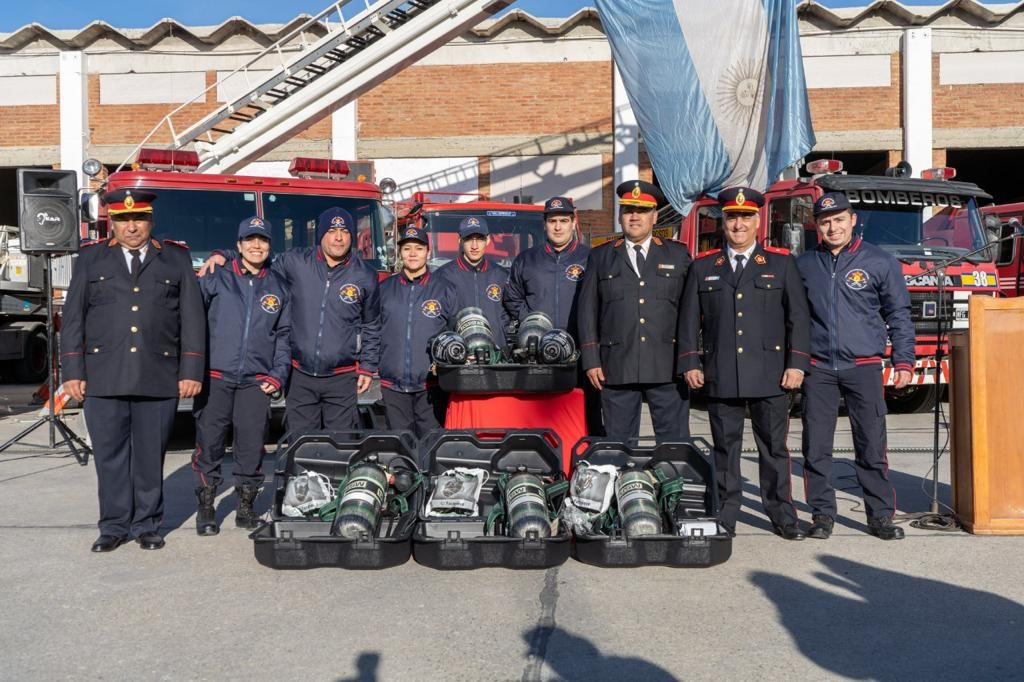 Con un nuevo aporte de equipamiento, PAE homenajeó a los bomberos voluntarios en su día